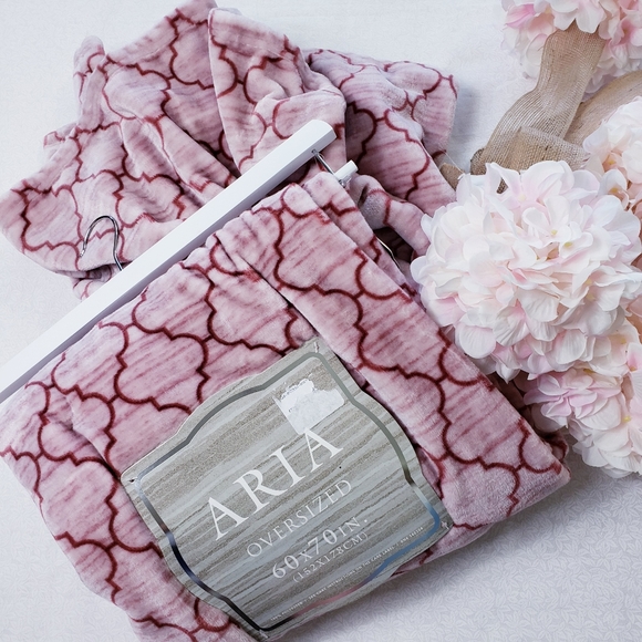 Aria Other - Aria Quatrefoil Polyester Plush Throw 60" x 70"